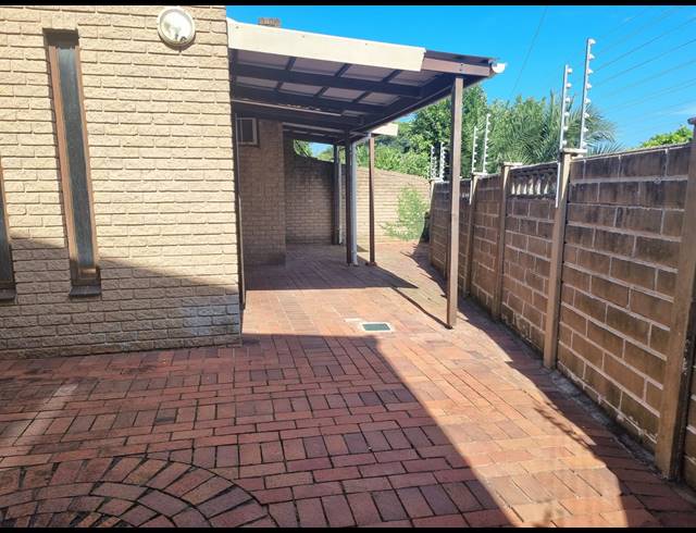 5 BEDROOM TOWNHOUSE FOR SALE IN GLENWOOD